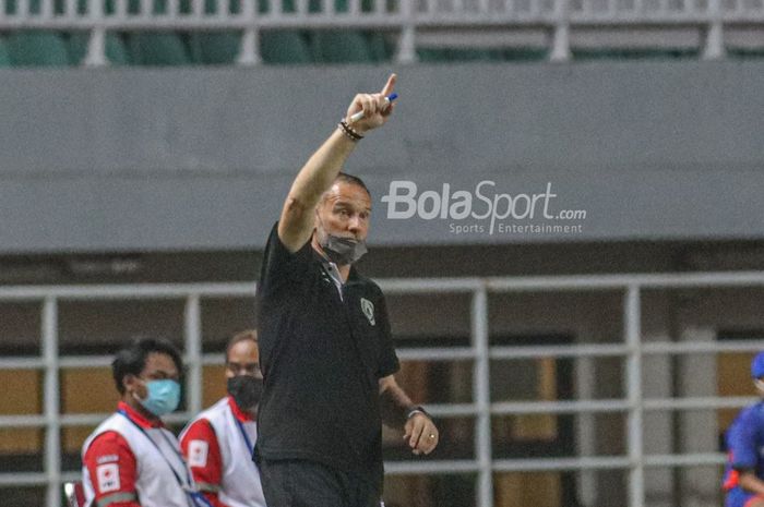 Pelatih PSS Sleman, Dejan Antonic, sedang memberikan intruksi kepada para pemainnya dalam laga pekan pertama Liga 1 2021 di Stadion Pakansari, Bogor, Jawa Barat, 5 September 2021.