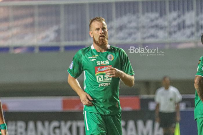 Bek asing PSS Sleman, Mario Maslac, sedang bertanding Pemain sayap kanan PSS Sleman, Irfan Jaya, sedang menguasai bola dalam laga pekan pertama Liga 1 2021 di Stadion Pakansari, Bogor, Jawa Barat, 5 September 2021.
