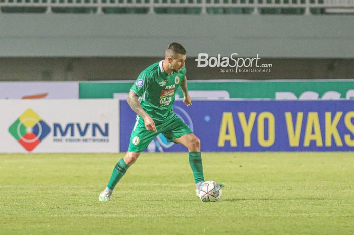 Pemain PSS Sleman, Aaron Evans, sedang menguasai bola dalam laga pekan pertama Liga 1 2021 di Stadion Pakansari, Bogor, Jawa Barat, 5 September 2021.