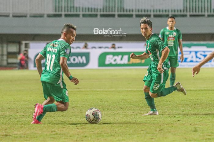 Pemain PSS Sleman, Irfan Jaya (kiri) dan Kim Kurniawan (kanan), sedang bertanding dalam laga pekan pertama Liga 1 2021 di Stadion Pakansari, Bogor, Jawa Barat, 5 September 2021.