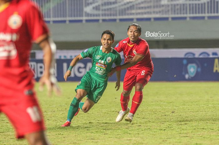 Pemain Persija Jakarta, Tony Sucipto (kanan), sedang menjaga ketat pilar PSS Sleman, Irkham Zahrul Mila (kiri), dalam laga pekan pertama Liga 1 2021 di Stadion Pakansari, Bogor, Jawa Barat, 5 September 2021.