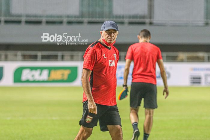 Pelatih Borneo FC, Mario Gomez, sedang memimpin latihan timnya melakukan latihan di Stadion Pakansari, Bogor, Jawa Barat, 9 September 2021.