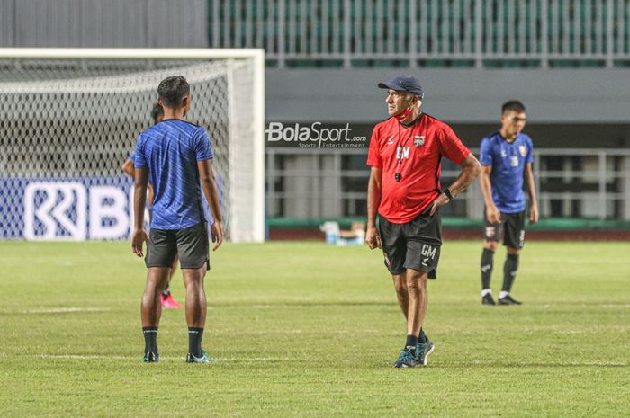 Pelatih Borneo FC, Mario Gomez, sedang memimpin latihan timnya melakukan latihan di Stadion Pakansari, Bogor, Jawa Barat, 9 September 2021. Dia kini mundur mendadak dan membuat manajemen Borneo FC marah.