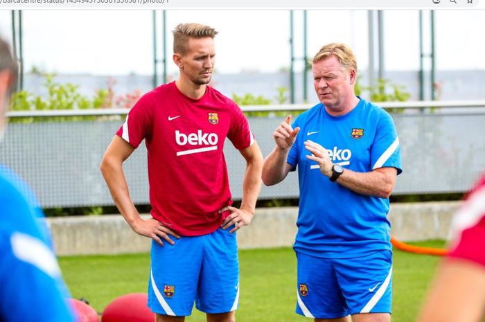 Luuk de Jong (kiri) dan Ronald Koeman (kanan) dalam sebuah sesi latihan bersama di Barcelona.