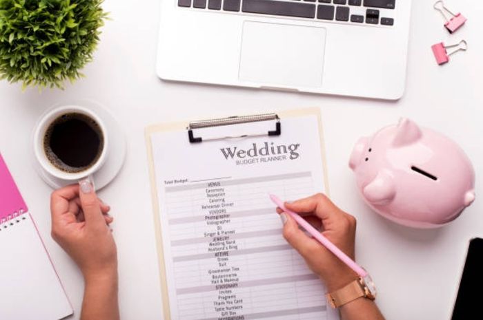 Nggak bisa asal-asalan, calon pengantin wajib simak empat tips mengelola anggaran pernikahan berikut.