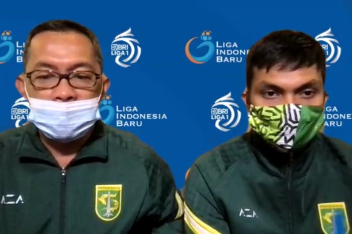 Pelatih Persebaya, Aji Santoso bersama Kapten tim, Rachmat Irianto dalam jumpa pers virtual jelang menghadapi Tira Persikabo, Jumat (10/9/2021).