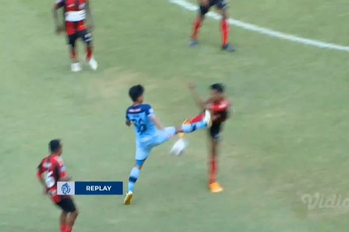 Tekel tinggi pemain Persela Lamongan terhadap pemain Persipura Jayapura di pekan kedua Liga 1 2021/22 (10/9/2021). 