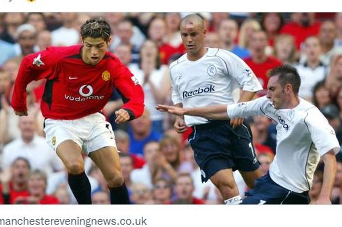 Megabintang Manchester United, Cristiano Ronaldo saat melakoni laga debut pertamanya bersama Setan Merah melawan Bolton pada 2003.