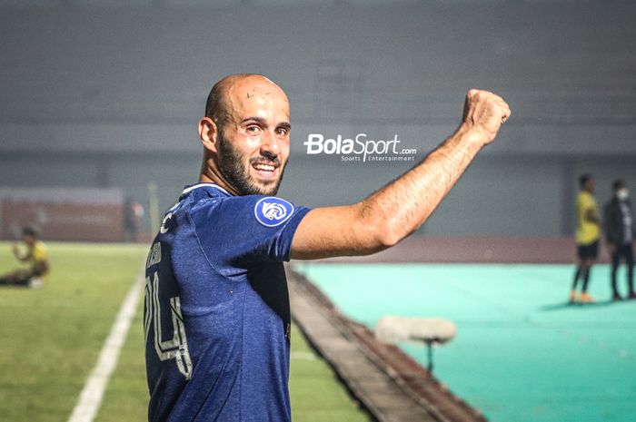 Selebrasi pemain anyar Persib Bandung, Mohammed Rashid, seusai timnya meraih kemenangan perdana di Liga 1 2021 di Stadion Indomilk Arena, Tangerang, Banten, 4 September 2021.