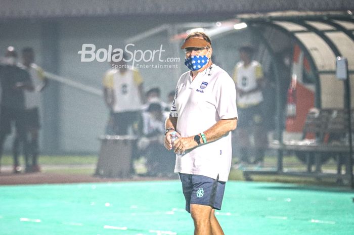 Pelatih Persib Bandung, Robert Rene Alberts, sedang memberikan arahan kepada para pemainnya dalam pekan pertama Liga 1 2021 di Stadion Indomilk Arena, Tangerang, Banten, 4 September 2021.