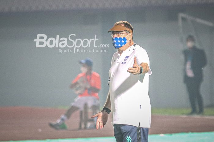 Pelatih Persib Bandung, Robert Rene Alberts, sedang memberikan arahan kepada para pemainnya dalam pekan pertama Liga 1 2021 di Stadion Indomilk Arena, Tangerang, Banten, 4 September 2021.