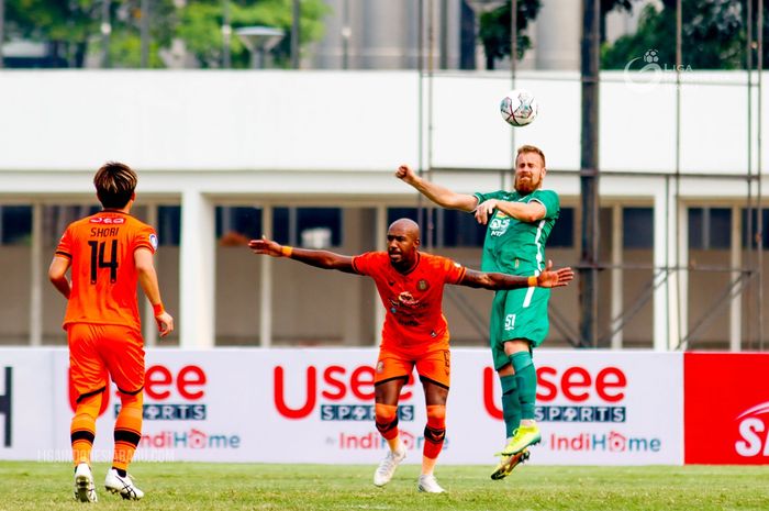 Striker Persiraja Banda Aceh, Paulo Henrique (tengah) berebut bola dengan bek PSS Sleman, Maslac, Sabtu (11/9/2021).