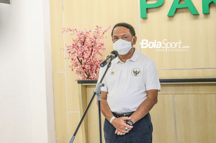 Menteri Pemuda dan Olahraga Republik Indonesia, Zainudin Amali, sedang memberikan keterangan kepada awak media di Stadion Pakansari, Bogor, Jawa Barat, 12 September 2021.