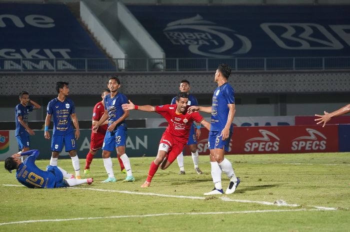 Perayaan gol pemain Persija Jakarta, Otavio Dutra saat melawan PSIS Semarang di Stadion Indomilk Arena, Tangerang, Banten, Minggu (12/9/2021).