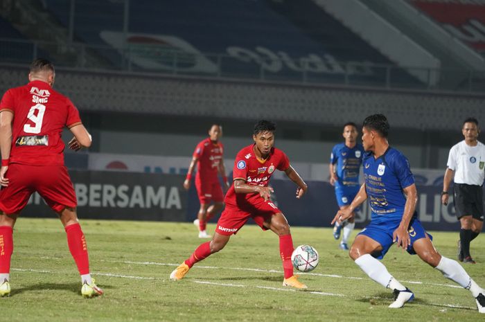 Duel Persija Jakarta versus PSIS Semarang di Stadion Indomilk Arena, Tangerang, Banten, Minggu (12/9/2021).