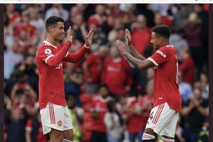 Striker Manchester United, Cristiano Ronaldo, merayakan gol ke gawang Newcastle United bareng Jesse Lingard dalam laga Liga Inggris di Stadion Old Trafford, Sabtu (11/9/2021).