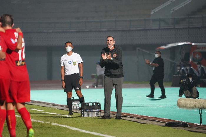 Pelatih Persija Jakarta, Angelo Alessio saat melawan PSIS Semarang di Stadion Indomilk Arena, Tangerang, Banten, Minggu (12/9/2021).