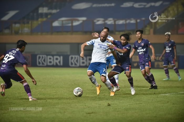 Suasana pertandingan antara Persib Bandung dan Persita Tangerang di Stadion Wibawa Mukti, Cikarang, Bekasi, Sabtu (11/09/21).