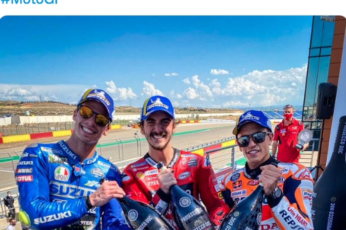 Pemilik podium MotoGP Aragon 2021 yaitu Joan Mir (kiri), Francesco Bagnaia (tengah), dan Marc Marquez (kanan) usai balapan di Sirkuit Motorland Aragon, Spanyol, Minggu (12/9/2021).