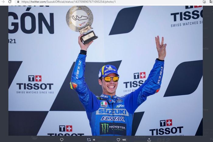 Pembalap Suzuki Ecstar, Joan Mir, saat merayakan kesuksesan mendapat podium ketiga pada MotoGP Aragon 2021 di Sirkuit MotorLand, Teruel, Spanyol, Minggu (12/9/2021).