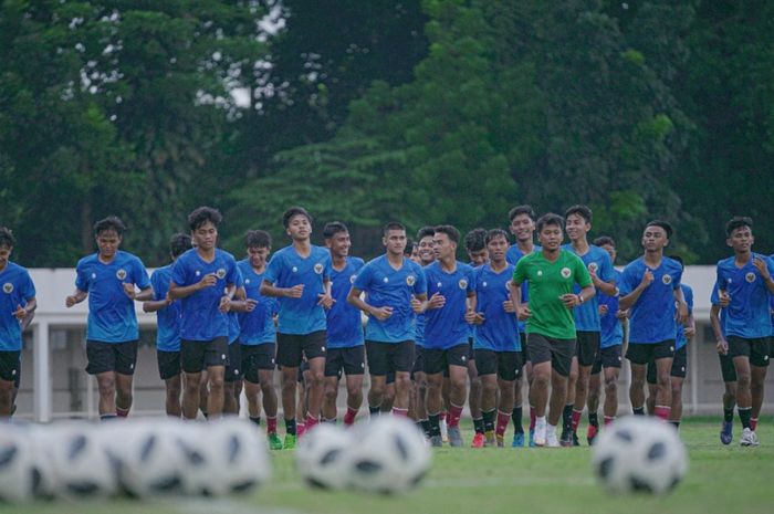 Pemusatan latihan (TC) timnas U-18 Indonesia Tahap Ketiga, di Stadion Madya, Senayan, Kawasan Gelora Bung Karno (GBK) Jakarta Pusat, Senin (13/9/2021).