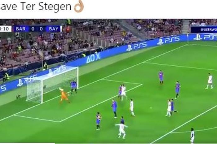 Momen kiper Barcelona, Marc-Andre ter Stegen, membuat penyelamatan satu tangan dalam laga kontra Bayern Muenchen pada matchday 1 Grup E Liga Champions.