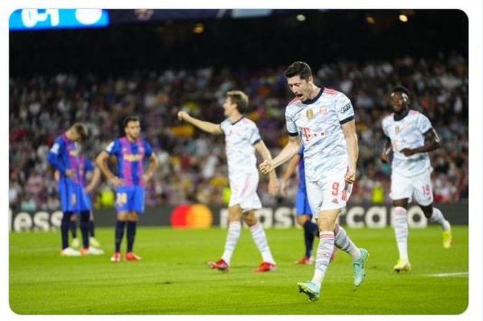 Striker Bayern Muenchen, Robert Lewandowski, merayakan gol yang dicetaknya dalam laga matchday 1 Grup E Liga Champions 2021-2022, sementara di belakangnya terlihat peman Barcelona tertunduk lesu.