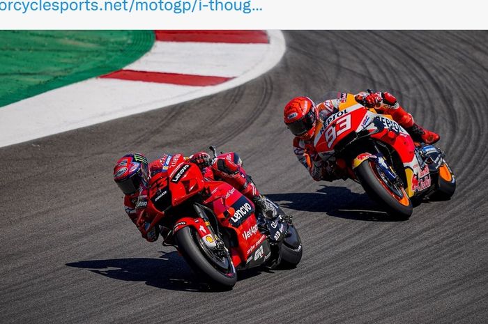 Pembalap Ducati Lenovo, Francesco Bagnaia, diikuti Marc Marquez (Repsol Honda) sepanjang balapan MotoGP Aragon di Sirkuit Aragon, Spanyol, 12 September 2021.