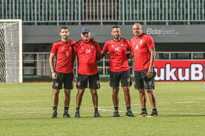 Pelatih Borneo FC, Mario Gomez, sedang berfoto dengan para asistennya yakni Srdan Lopicic, Marcos Adrian Gonzalez, dan Jorge Damian Rodriguez Larraura, saat tim melakukan latihan di Stadion Pakansari, Bogor, Jawa Barat, 9 September 2021.