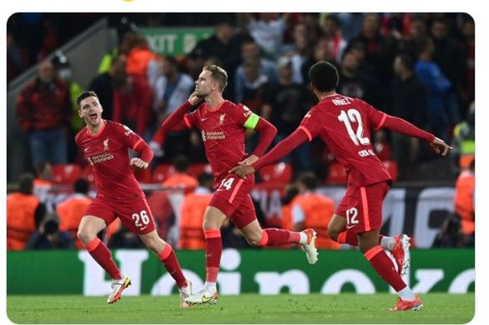 Kapten Liverpool, Jordan Henderson (tengah) mencetak gol yang mengantarkan timnya meraih kemenangan 3-2 atas AC Milan dalam matchday 1 Grup B LIga Champions 2021-2022.