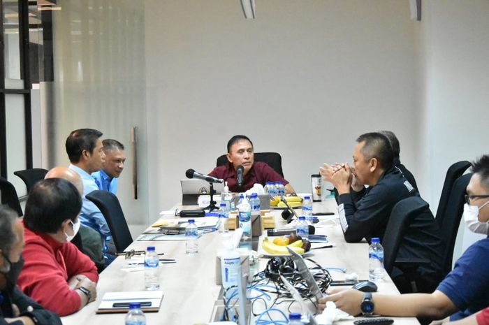 Ketua Umum PSSI, Mochamad Iriawan (tengah), memimpin rapat dengan PT LIB terkait rencana pelaksanaan Liga 2 2021, Rabu (15/9/2021).