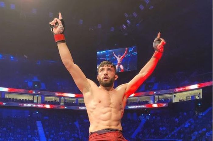 Petarung kelas ringan, Arman Tsarukyan, mengincar pertarungan dengan Islam Makhachev usai menaklukkan murid Khabib Nurmagomedov di Karate Combat 54. 