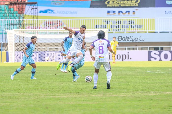 Pemyerang Persita Tangerang, Alex Goncalves, sedang berusaha menguasai bola dalam laga pekan ketiga di Stadion Pakansari, Bogor, Jawa Barat, 17 September 2021.