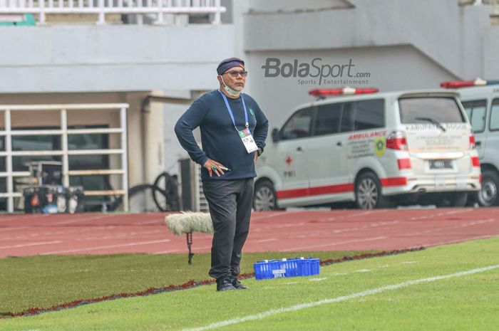 Pelatih Persela Lamongan, Iwan Setiawan, sedang memantau anak asuhnya dalam laga pekan ketiga di Stadion Pakansari, Bogor, Jawa Barat, 17 September 2021.