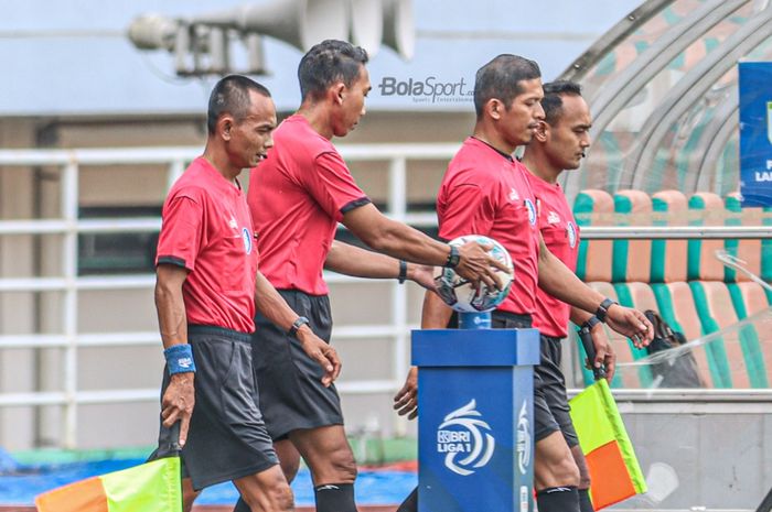 Ilustrasi wasit Liga 1 2021 tengah mengambil bola dalam memulai laga pekan ketiga Liga 1 2021 di Stadion Pakansari, Bogor, Jawa Barat, 17 September 2021.