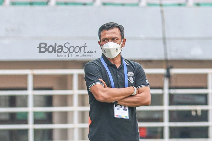 Pelatih Persita Tangerang, Widodo Cahyono Putro, sedang mengamati anak asuhnya dalam laga pekan ketiga Liga 1 2021 di Stadion Pakansari, Bogor, Jawa Barat, 17 September 2021.