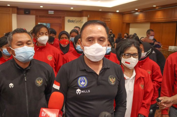 Ketua Umum PSSI, Mochamad Iriawan (kanan), sedang memberikan keterangan kepada awak media dan ditemani oleh pelatih timnas putri Indonesia, Rudy Eka Priyambodo (kiri), di Hotel Sultan, Senayan, Jakarta, 18 September 2021