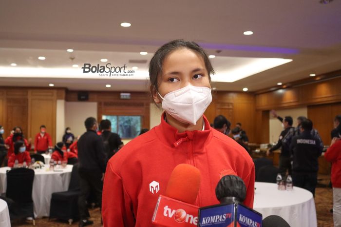 Bek timnas putri Indonesia, Shalika Aurelia Viandrisa, sedang memberikan keterangan kepada awak media di Hotel Sultan, Senayan, Jakarta, 18 September 2021.