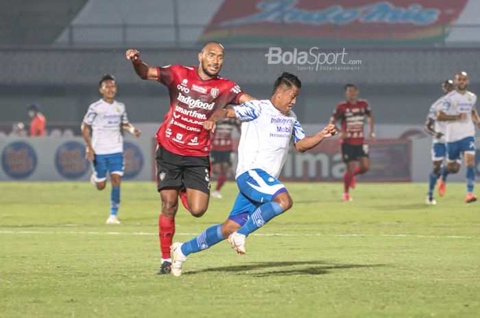 Bek Bali United, Leonard Tupamahu (kanan) berusaha untuk menghadang pergerakan pemain Persib Bandung, Beckham Putra Nugraha, dalam laga pekan ketiga Liga 1 2021 di Stadion Indomilk Arena, Tangerang, Banten, 18 September 2021.