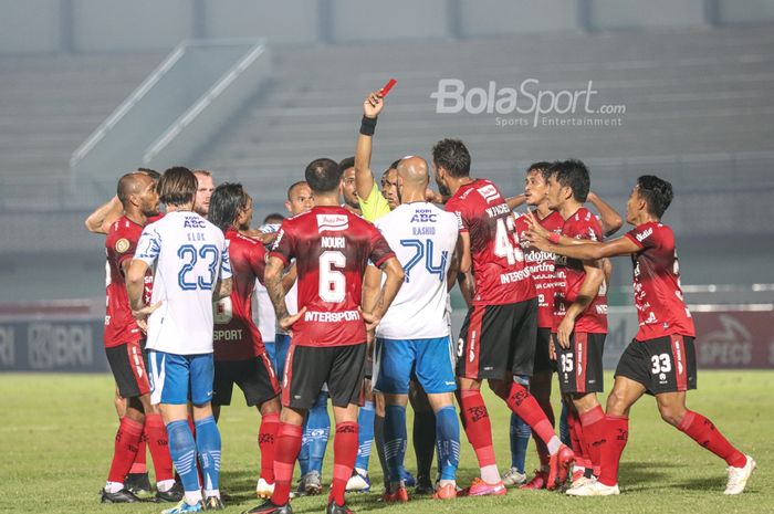 Bek Bali United, Leonard Tupamahu, menerima kartu merah seusai melanggar pemain Persib Bandung, Beckham Putra Nugraha, dalam laga pekan ketiga Liga 1 2021 di Stadion Indomilk Arena, Tangerang, Banten, 18 September 2021.