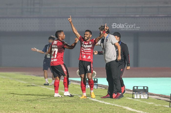 Pemain sayap kiri Bali United, Yabes Roni (tengah), sedang merayakan golnya dalam laga pekan ketiga Liga 1 2021 di Stadion Indomilk Arena, Tangerang, Banten, 18 September 2021.