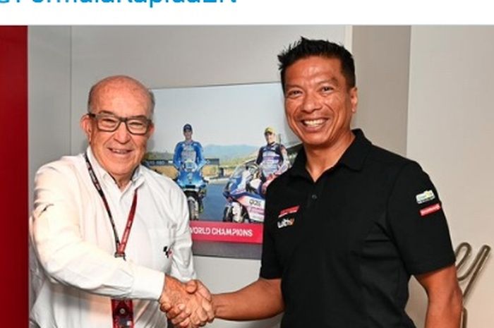 CEO Dorna Sports, Carmelo Ezpeleta (kiri)  bersama Razlan Razali (kanan) selaku bos RNF MotoGP Racing dalam kesepakatan  kerja sama selama lima tahun menjadi tim baru di kelas utama MotoGP. 