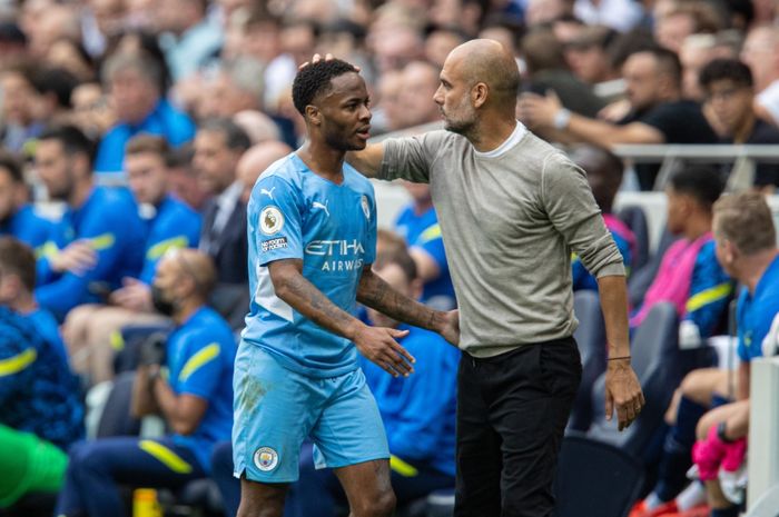 Pep Guardiola dan Raheem Sterling dalam satu laga Manchester City di Liga Inggris 2021-2022.