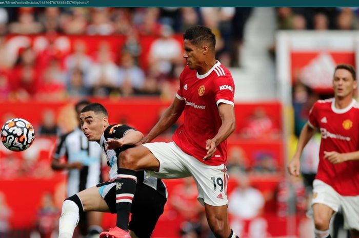 Momen Raphael Varane berhadapan dengan pemain Newcastle United di Liga Inggris.