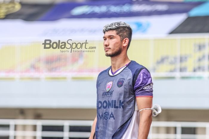 Bek sayap kiri Persita Tangerang, Kevin Gomes, sedang melakukan pemanasan dalam laga pekan ketiga Liga 1 2021 di Stadion Pakansari, Bogor, Jawa Barat, 17 September 2021.