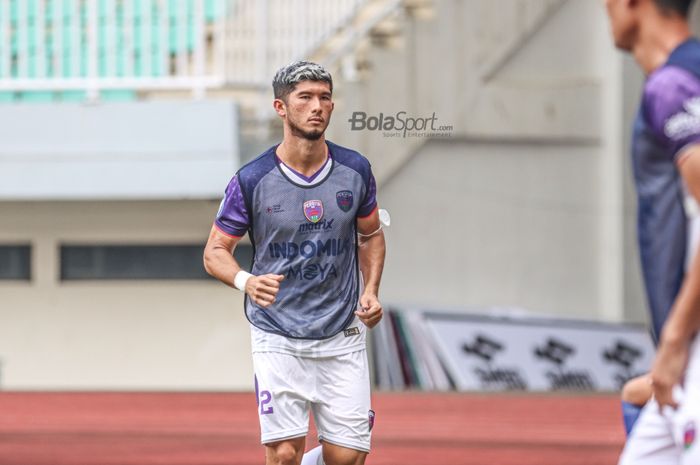 Bek sayap kiri Persita Tangerang, Kevin Gomes, sedang melakukan pemanasan dalam laga pekan ketiga Liga 1 2021 di Stadion Pakansari, Bogor, Jawa Barat, 17 September 2021.