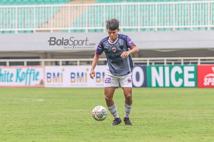 Gelandang Persita Tangerang, Rifky Dwi Septiawan, sedang melakukan pemanasan dalam laga pekan ketiga Liga 1 2021 di Stadion Pakansari, Bogor, Jawa Barat, 17 September 2021.