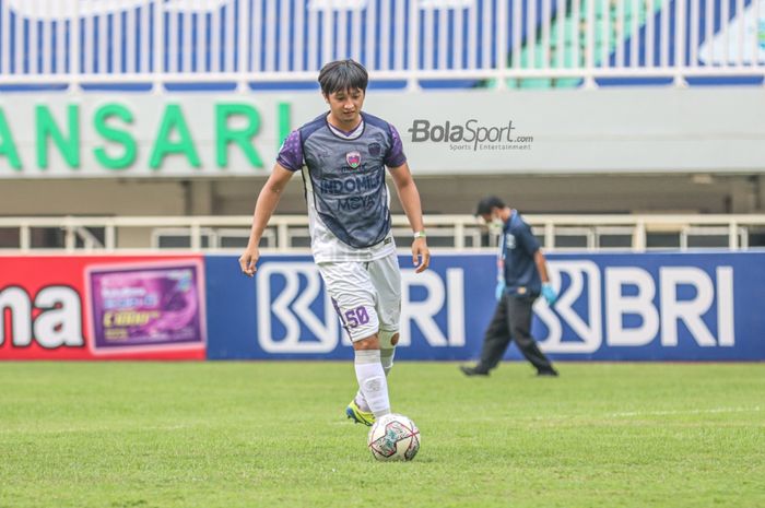 Striker Persita Tangerang, Chandra Waskito alias Kito Chandra, sedang melakukan pemanasan dalam laga pekan ketiga Liga 1 2021 di Stadion Pakansari, Bogor, Jawa Barat, 17 September 2021.