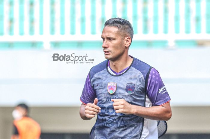 Gelandang Persita Tangerang, Raphael Maitimo, sedang melakukan pemanasan dalam laga pekan ketiga Liga 1 2021 di Stadion Pakansari, Bogor, Jawa Barat, 17 September 2021.