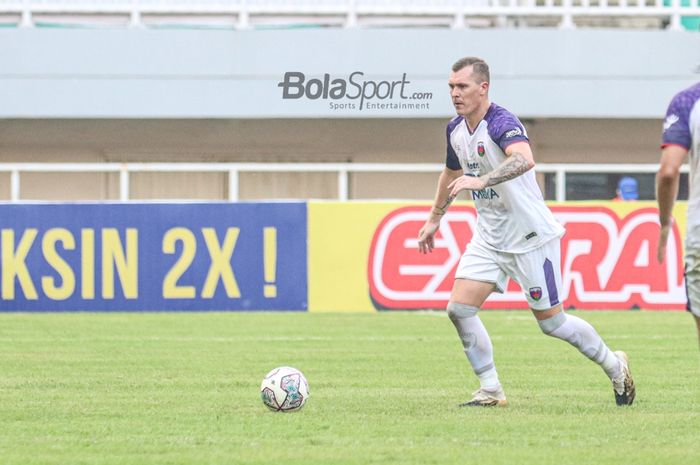 Bek Persita Tangerang, Adam Mitter, sedang menguasai bola dalam laga pekan ketiga Liga 1 2021 di Stadion Pakansari, Bogor, Jawa Barat, 17 September 2021.